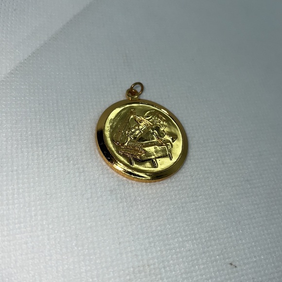 MUSICAL INSTRUMENT PENDANT CHARM GOLD TONE, PIANO, VIOLIN, SAXOPHONE, NOTES - Picture 3 of 12
